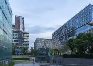 马杜罗专机突降纽约引关注，i茅台限购令引爆市场热议