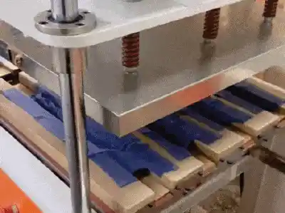 内裤崩塌现场曝光！裙下神秘布料竟是胶水粘合？