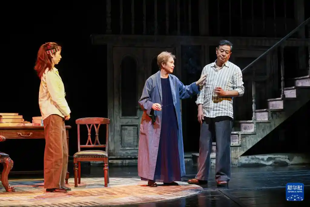 《小郡之秋》首演引爆剧场：北京人艺重塑外国戏的中国诗意