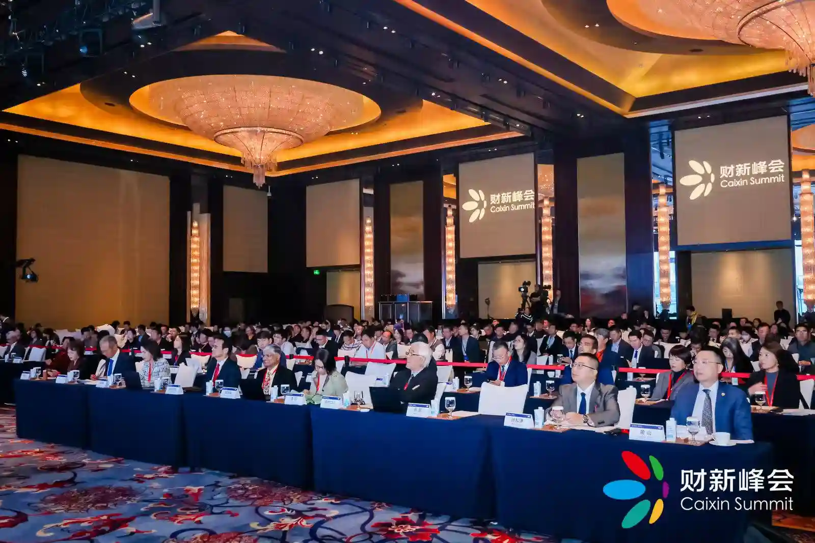 ThinkPad Aura引爆财新峰会，创新引领新质生产力未来