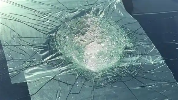 特斯拉自动驾驶疑遭陨石袭击，挡风玻璃现熔化痕迹