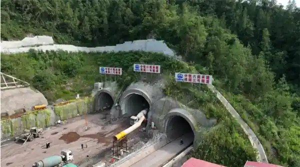 西渝高铁桃园隧道群贯通，350公里时速冲刺新里程