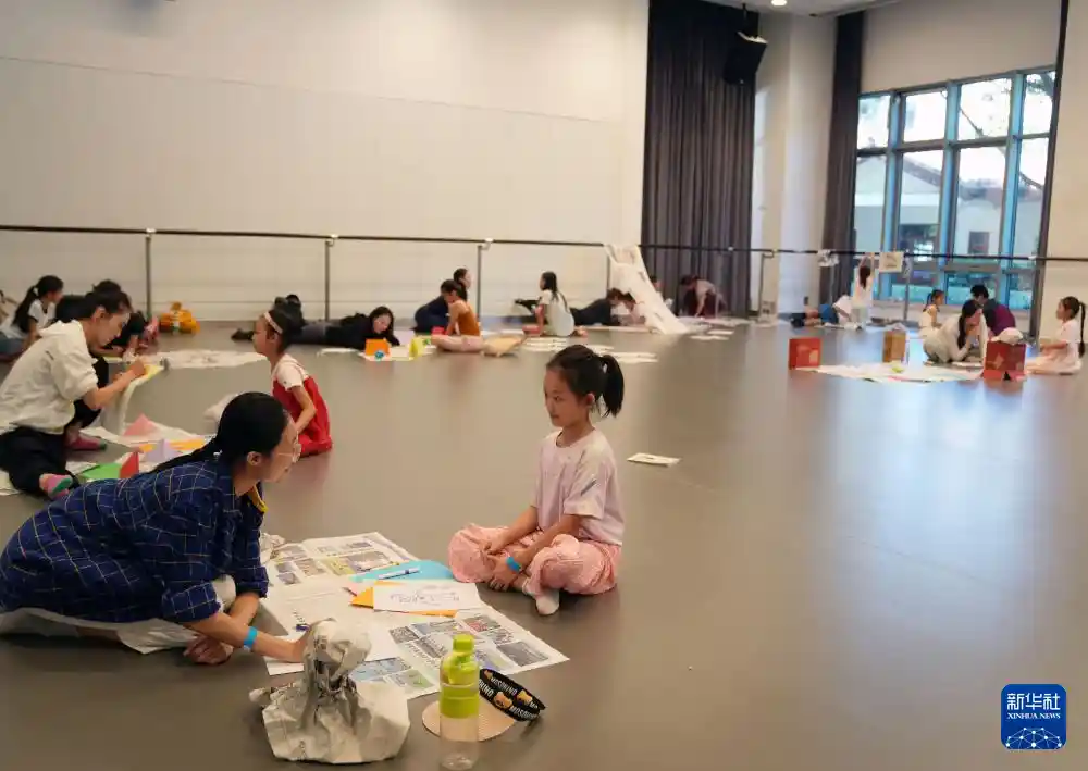 2025青年舞动未来：上海开启舞蹈双年展新纪元