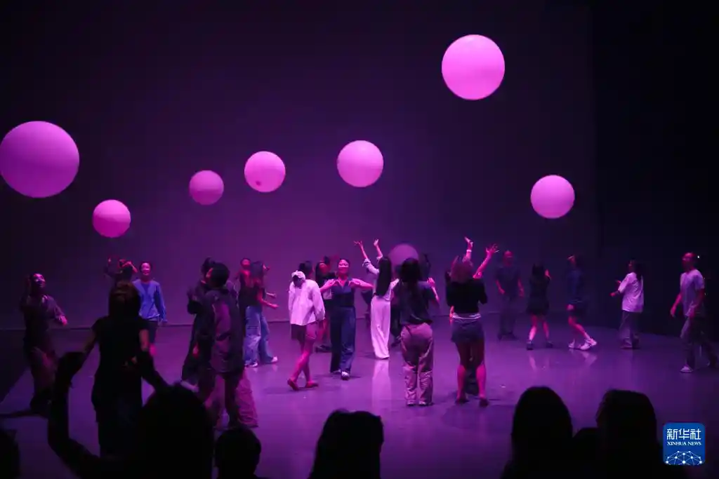 2025青年舞动未来：上海开启舞蹈双年展新纪元