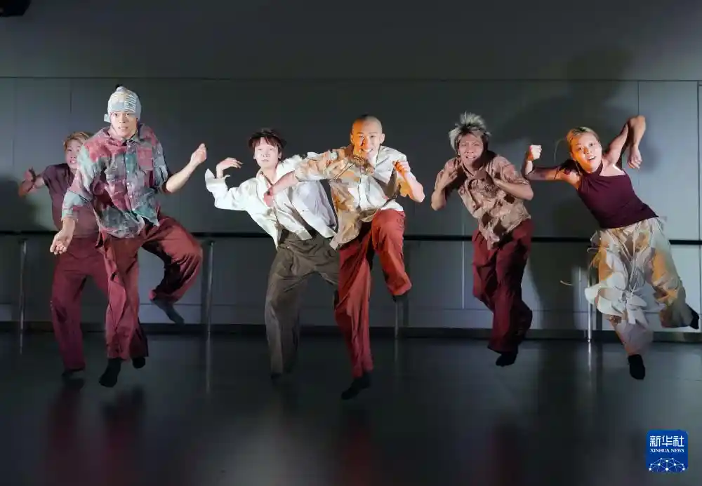 2025青年舞动未来：上海开启舞蹈双年展新纪元