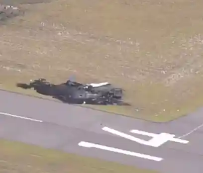 美国机场惊现致命碰撞！飞机瞬间解体，现场碎片四散，1人不幸遇难