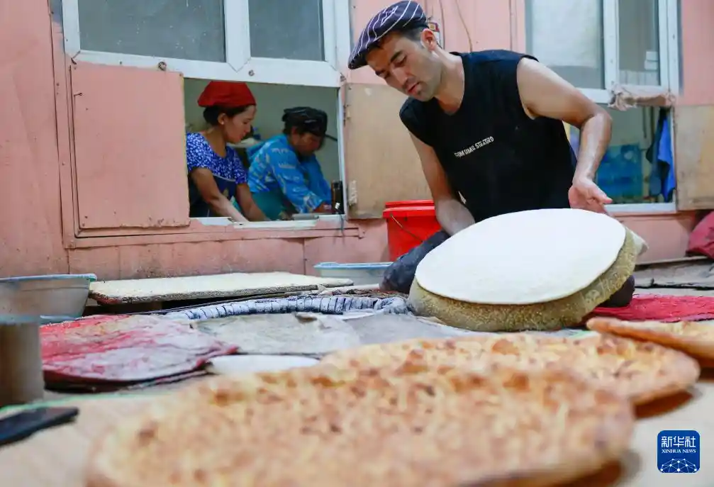 天山脚下七十载奋进路 馕香四溢焕新颜