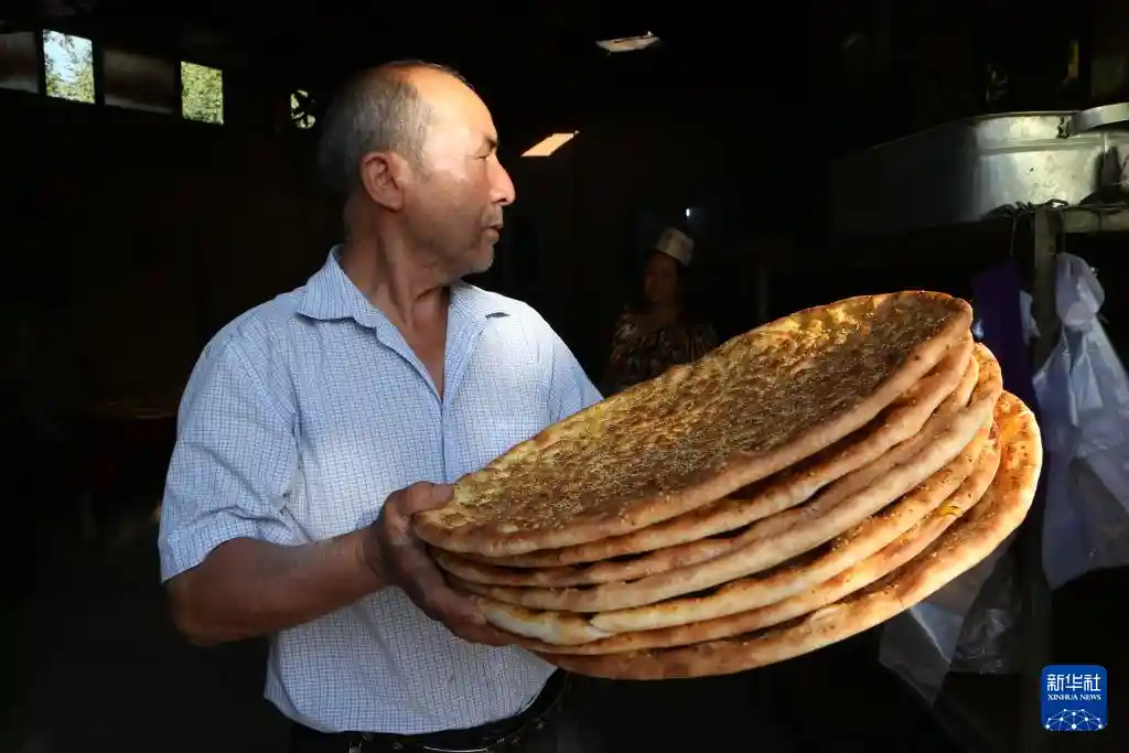 天山脚下七十载奋进路 馕香四溢焕新颜