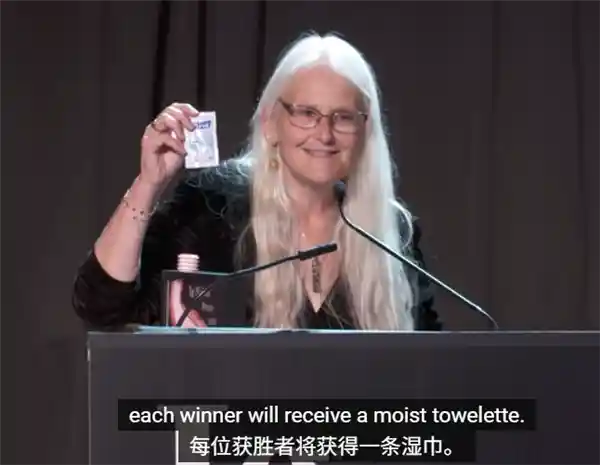 给母乳加蒜香？给牛刷斑马线！2025搞笑诺贝尔奖荒诞又惊艳