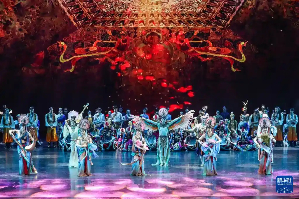 丝路韵动·文明共舞：敦煌文博会文艺演出展现多元交融之美