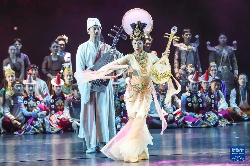丝路韵动·文明共舞：敦煌文博会文艺演出展现多元交融之美