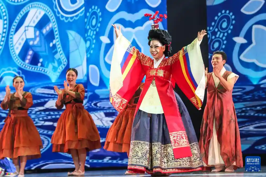 丝路韵动·文明共舞：敦煌文博会文艺演出展现多元交融之美