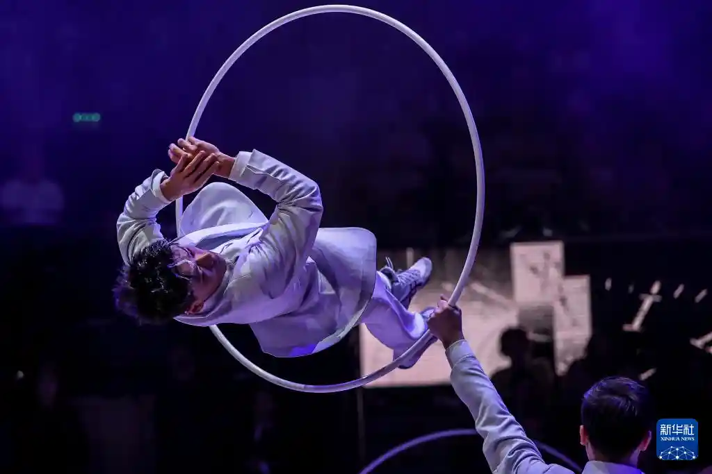 中国杂技团惊艳布达佩斯 荣膺国际马戏节最高殊荣