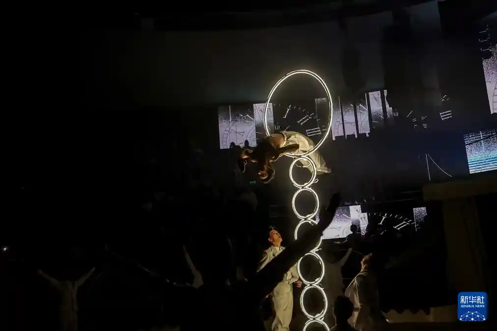 中国杂技团惊艳布达佩斯 荣膺国际马戏节最高殊荣