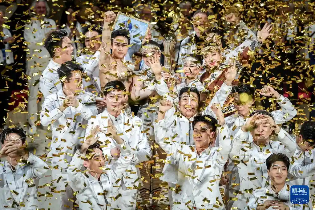 中国杂技团惊艳布达佩斯 荣膺国际马戏节最高殊荣