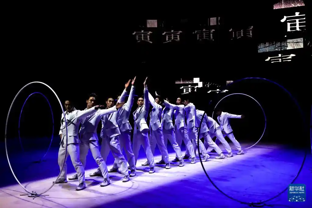 中国杂技团惊艳布达佩斯 荣膺国际马戏节最高殊荣