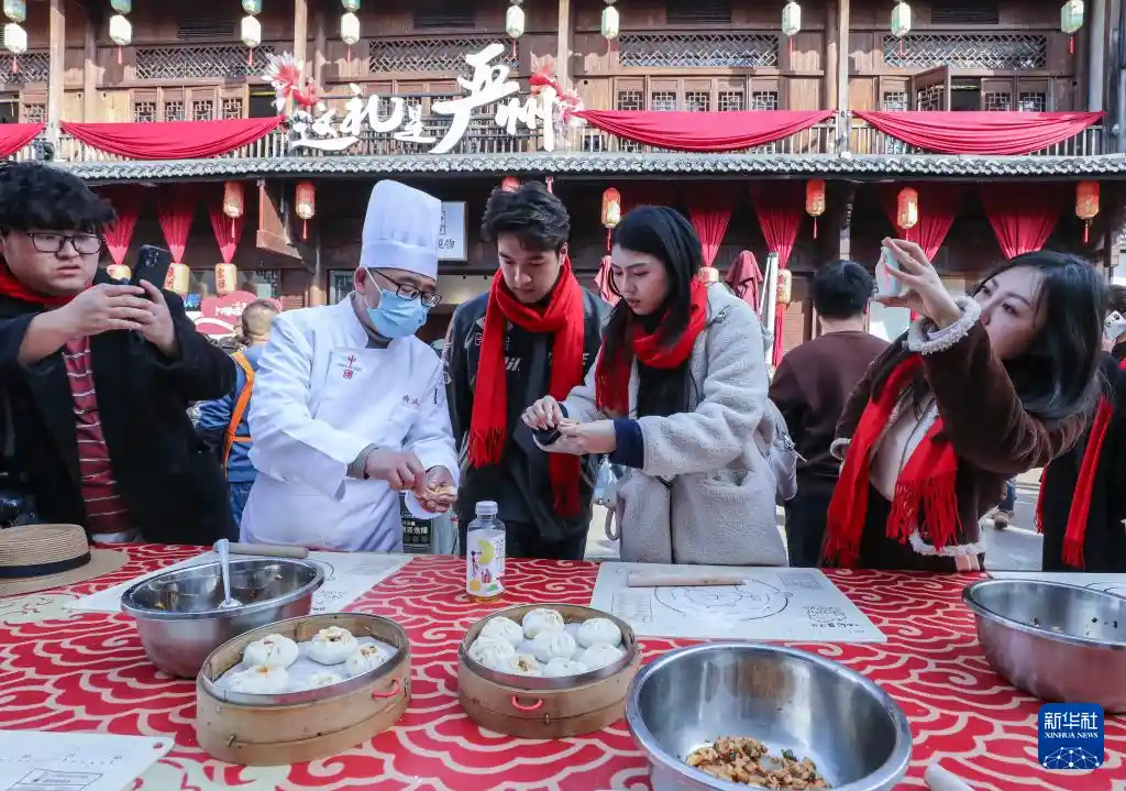 千人围坐浙里年味浓！建德长桌宴沸腾新春，非遗烟火点亮江南年