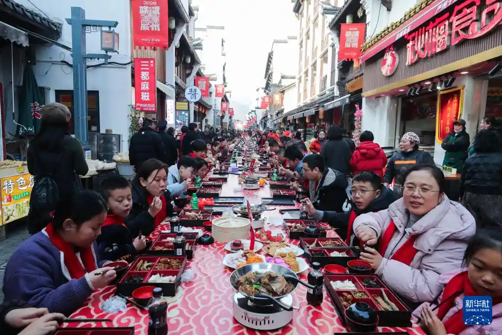 千人围坐浙里年味浓！建德长桌宴沸腾新春，非遗烟火点亮江南年