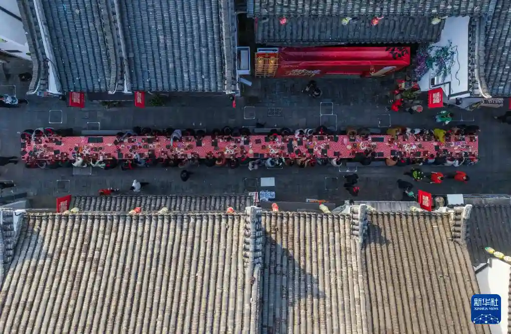 千人围坐浙里年味浓！建德长桌宴沸腾新春，非遗烟火点亮江南年