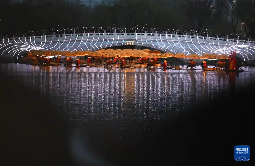 金龙舞春夜，亮马河焕新颜