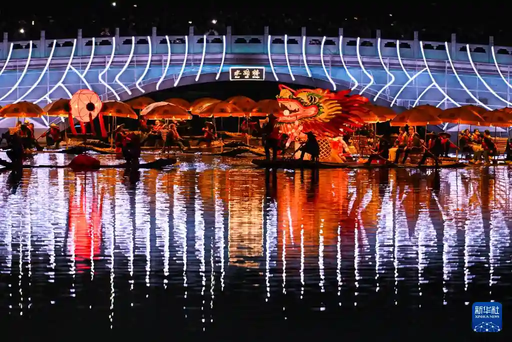 金龙舞春夜，亮马河焕新颜