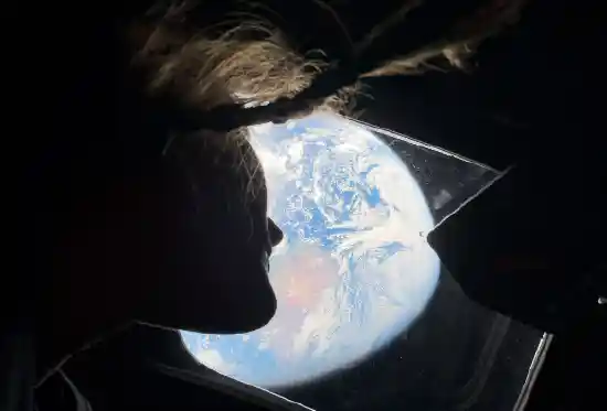 月球之旅巅峰时刻！阿尔忒弥斯2号创纪录飞离地球25万英里，开启返航征程